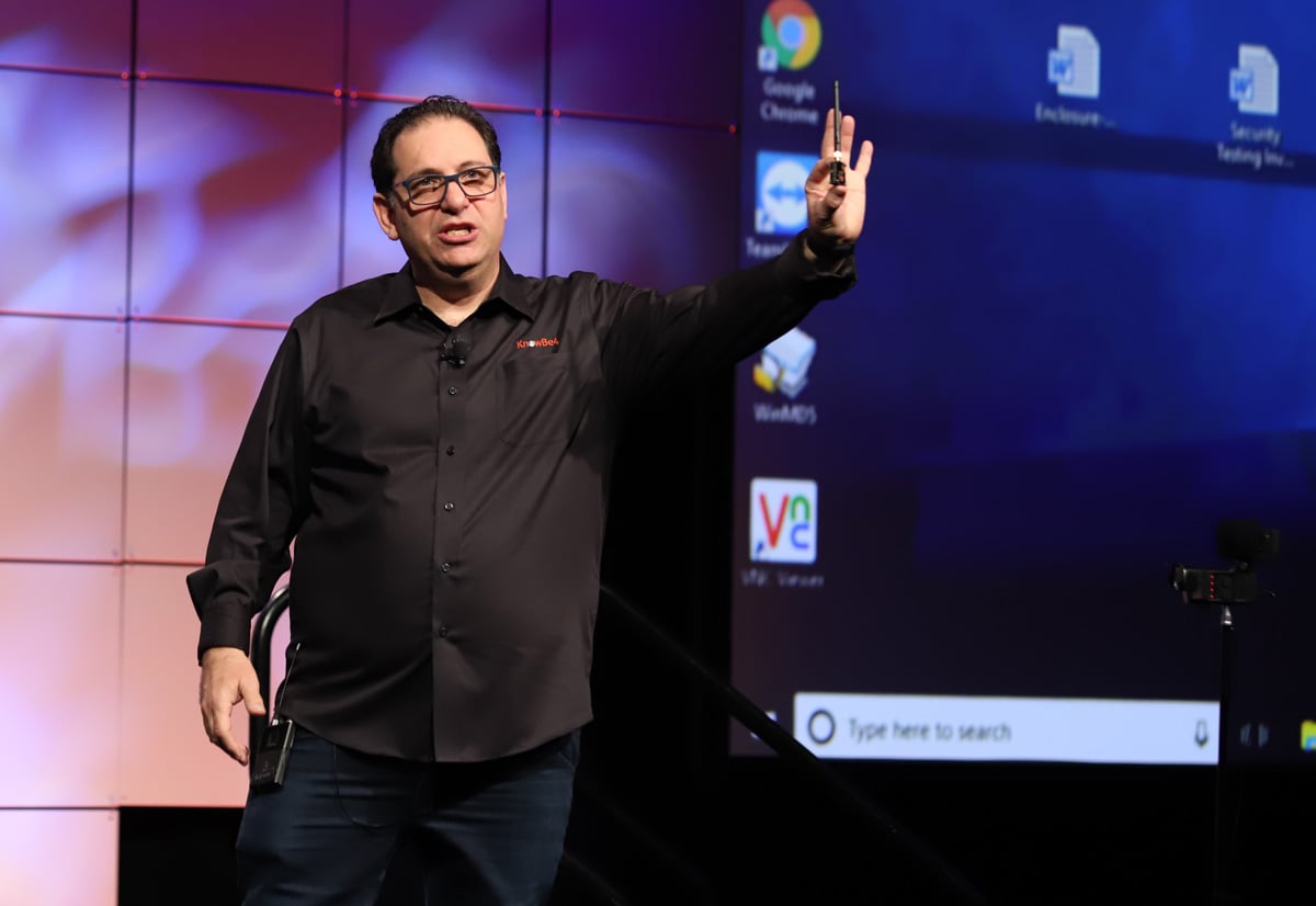 Kevin Mitnick dando una conferencia de ciberseguridad en KnowBe4 Con 2019