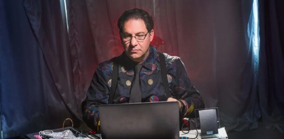 Kevin Mitnick frente a un ordenador durante una demostración de ciberseguridad